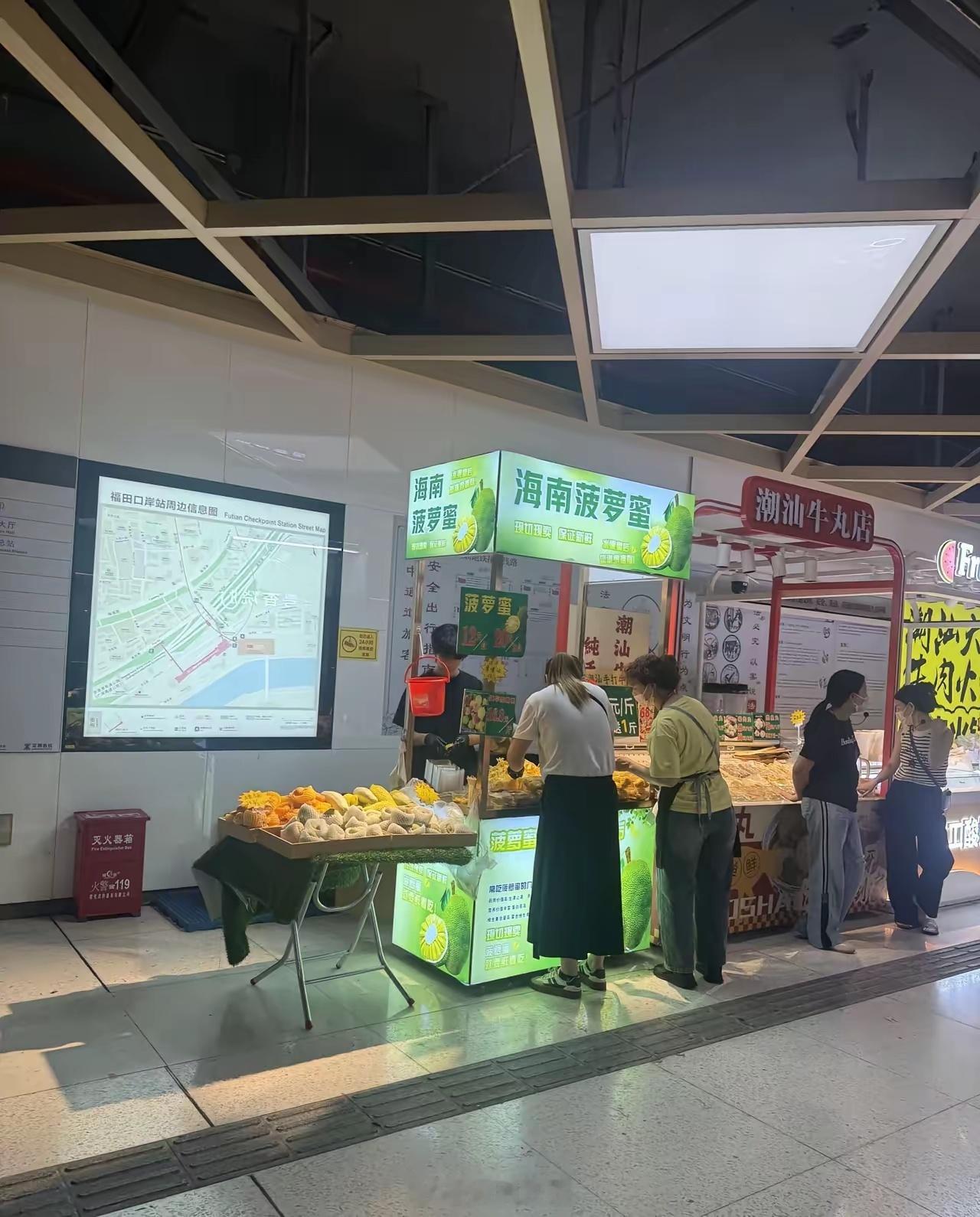 在深圳地铁里面摆个摊很正常的啦。 深圳