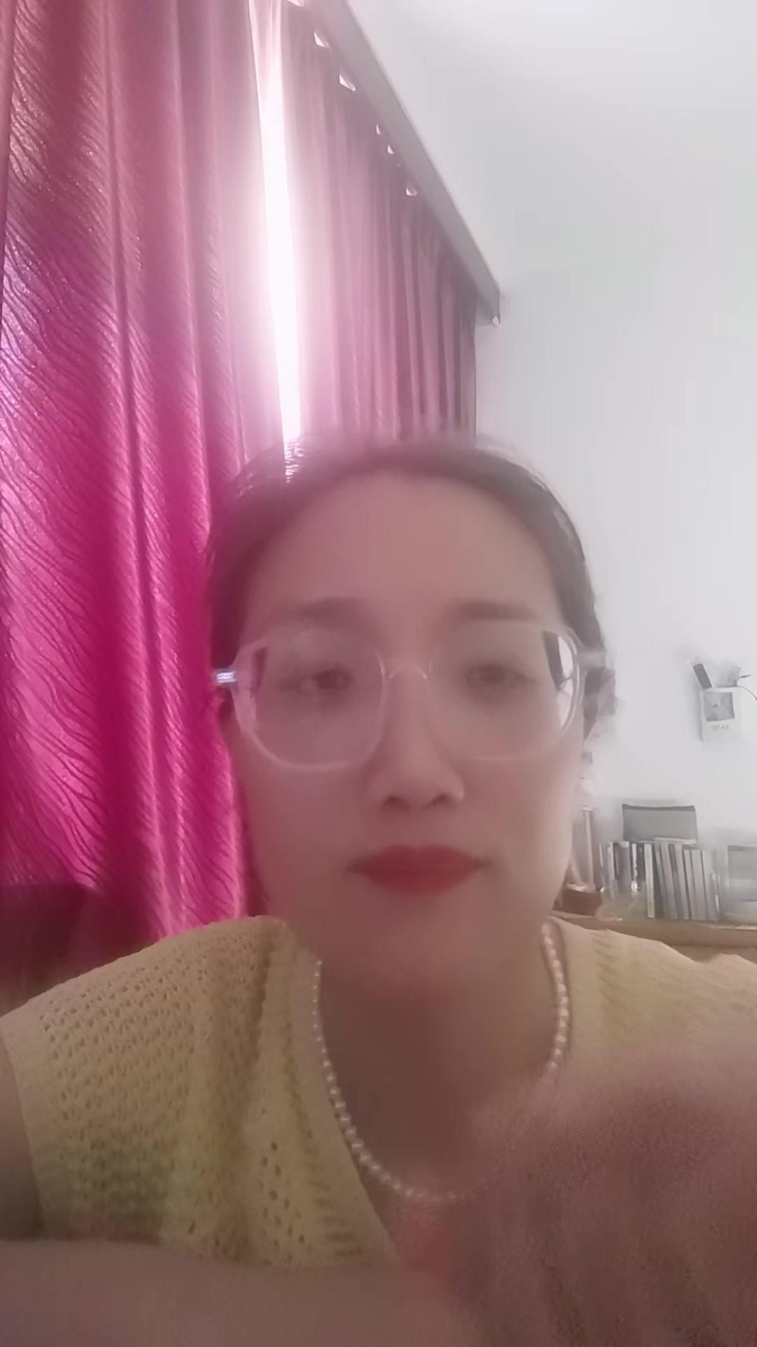 男人算计老婆时，往往有两个不易察觉的信号，财务防备和物质克扣是典型表现，夫妻若不