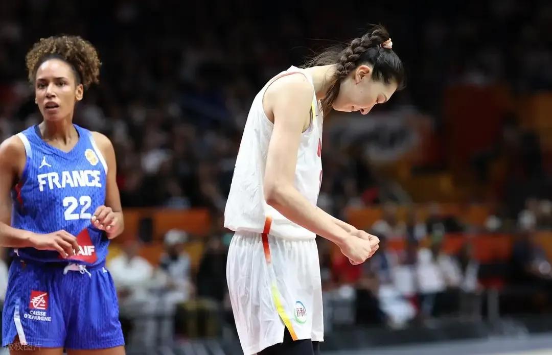 2026女子篮球世界杯，法国队吃相太难看，胜之不武。法国队16进8比赛打完，整整