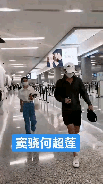 哇咔咔，网友的话xswl：窦骁没有加入豪门，倒是何超莲加入了娱乐圈[奸笑][呲牙