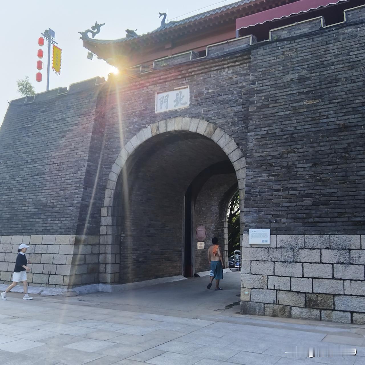 今早从赣州的北门过，突然想起这北门也是有大名的，叫“朝天门”。

北宋时期，虔州