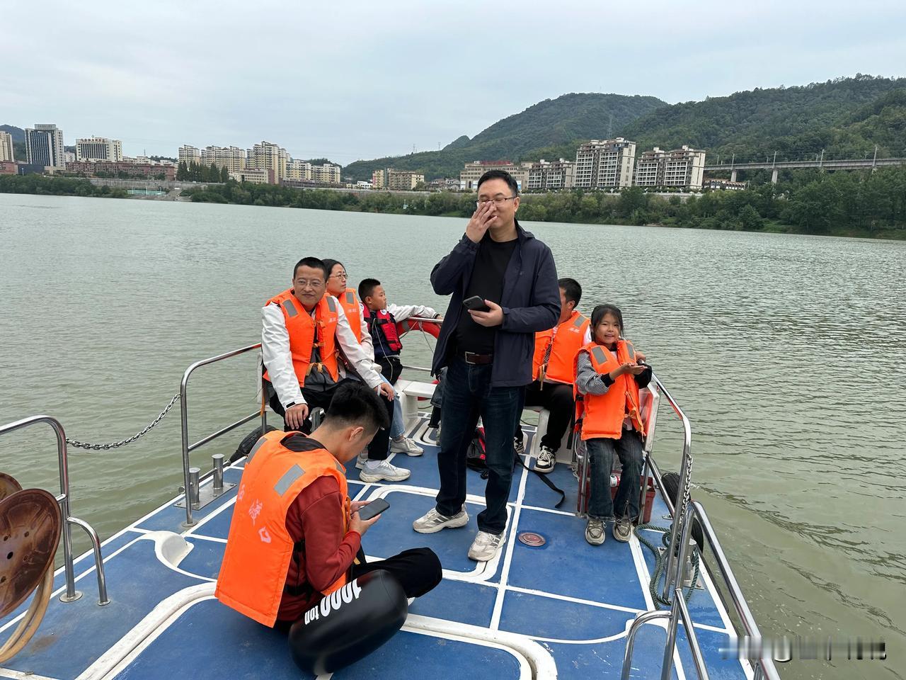 #上联：贫在闹市无人问，下联怎么对#
  下联：富在深山有远亲。