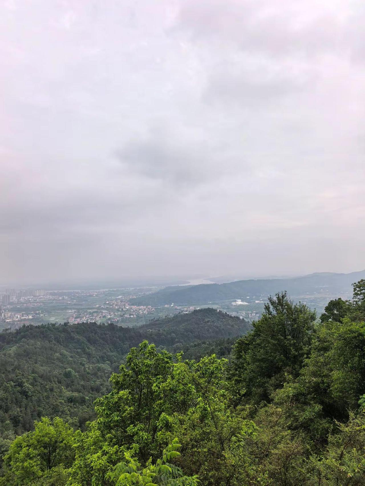 玉华山⛰️。登上山顶看美景 大山里的原生态 登上山顶看美景心随景动
