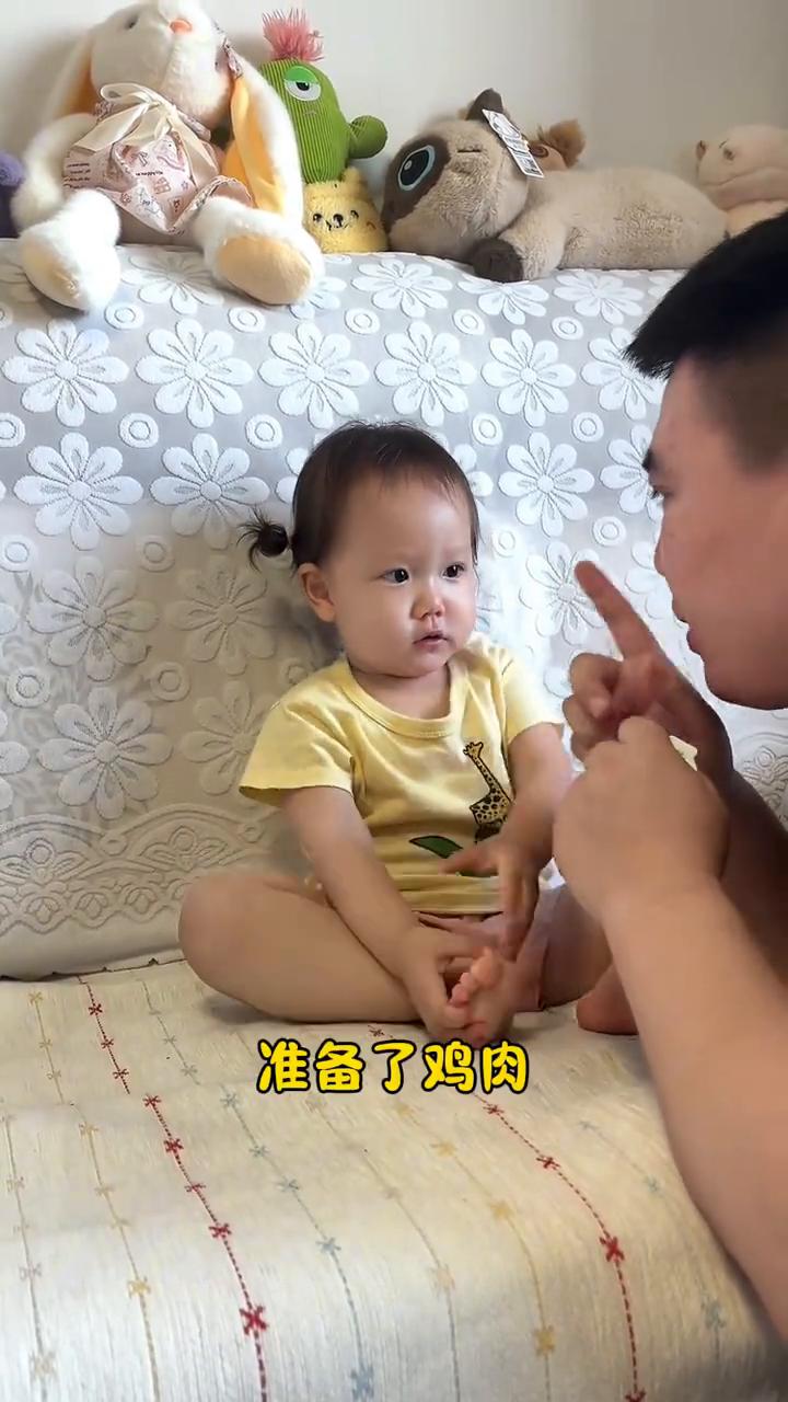请听题。
·咱们要准备去动物园玩。妈妈准备了香蕉去喂猴子，猴子在三号馆。爸爸拿了