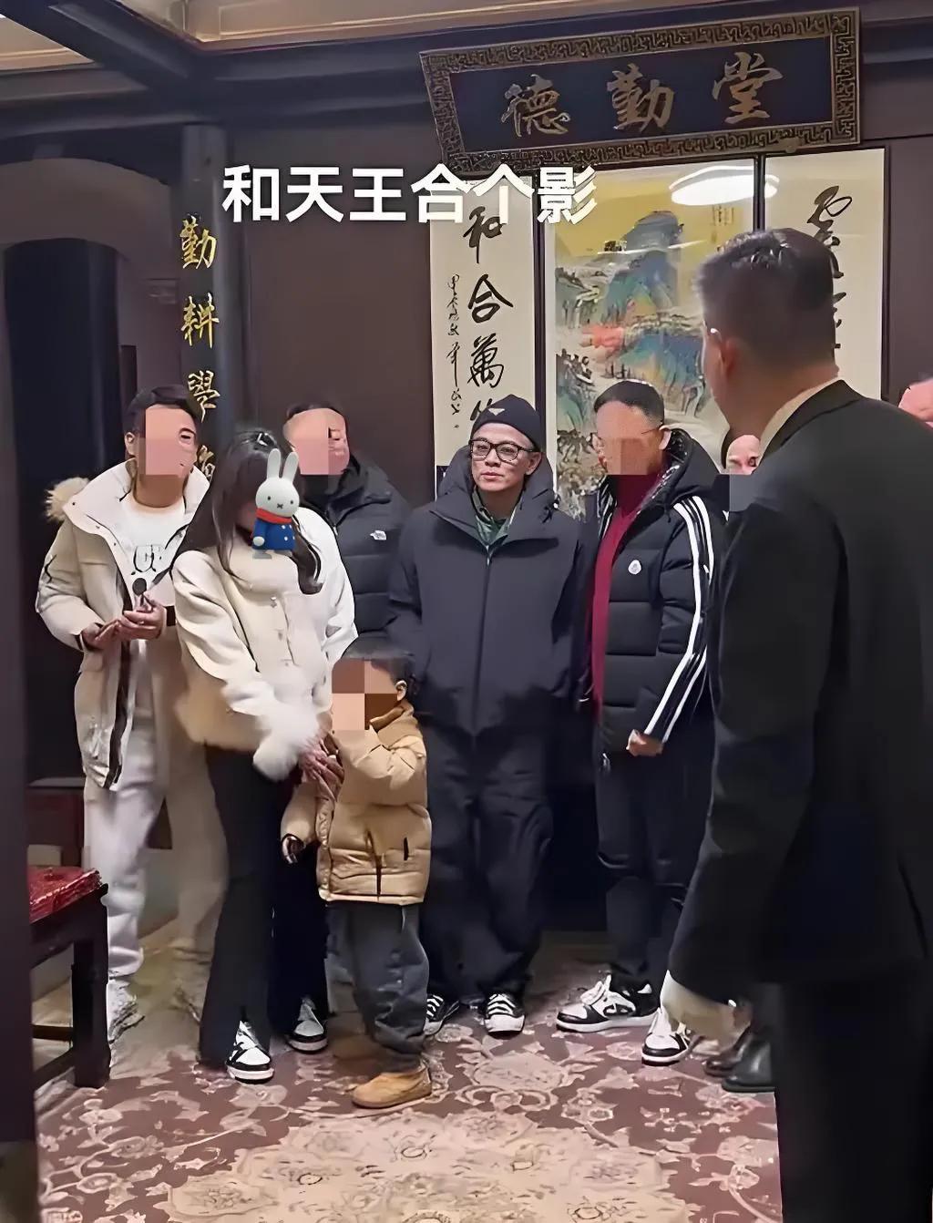 看郭富城完美演绎拍照角度的重要性，角度不好，天王也得变素人，管你一身行头多少个W