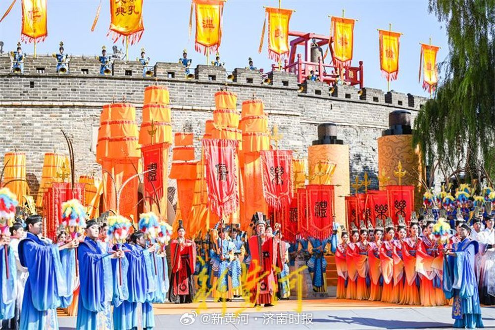 【#祭孔大典首次举办开城仪式# 书简舞、灯笼舞、佾舞同台共舞】#纪念孔子诞辰25