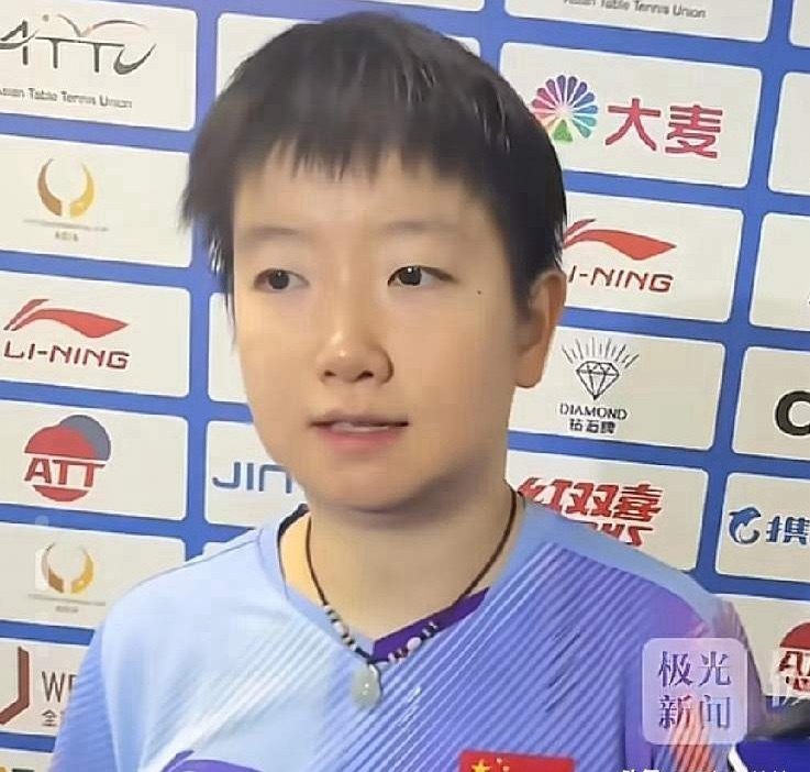 我今天看孙颖莎打球，后背发凉。不是因为她赢了。是因为她赢的方式对付这种“长胶”怪