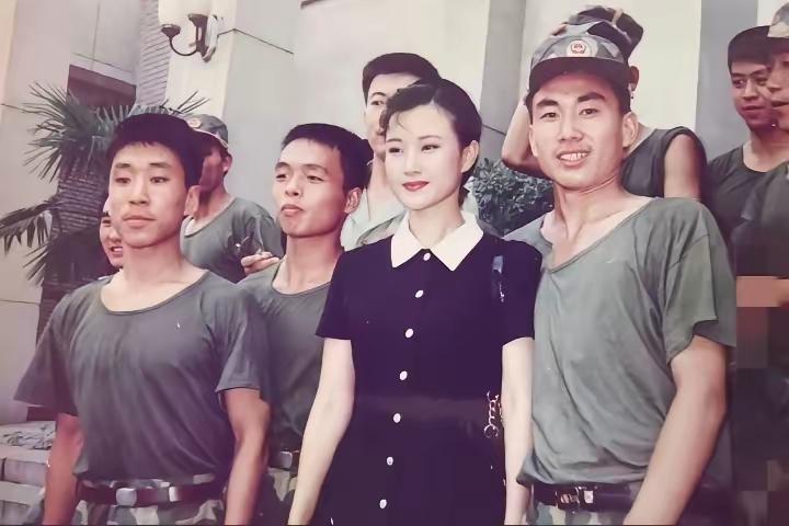 1997年建军节前夕，宋祖英在现场排练军营歌曲《东西南北兵》时与中国北京武警战士