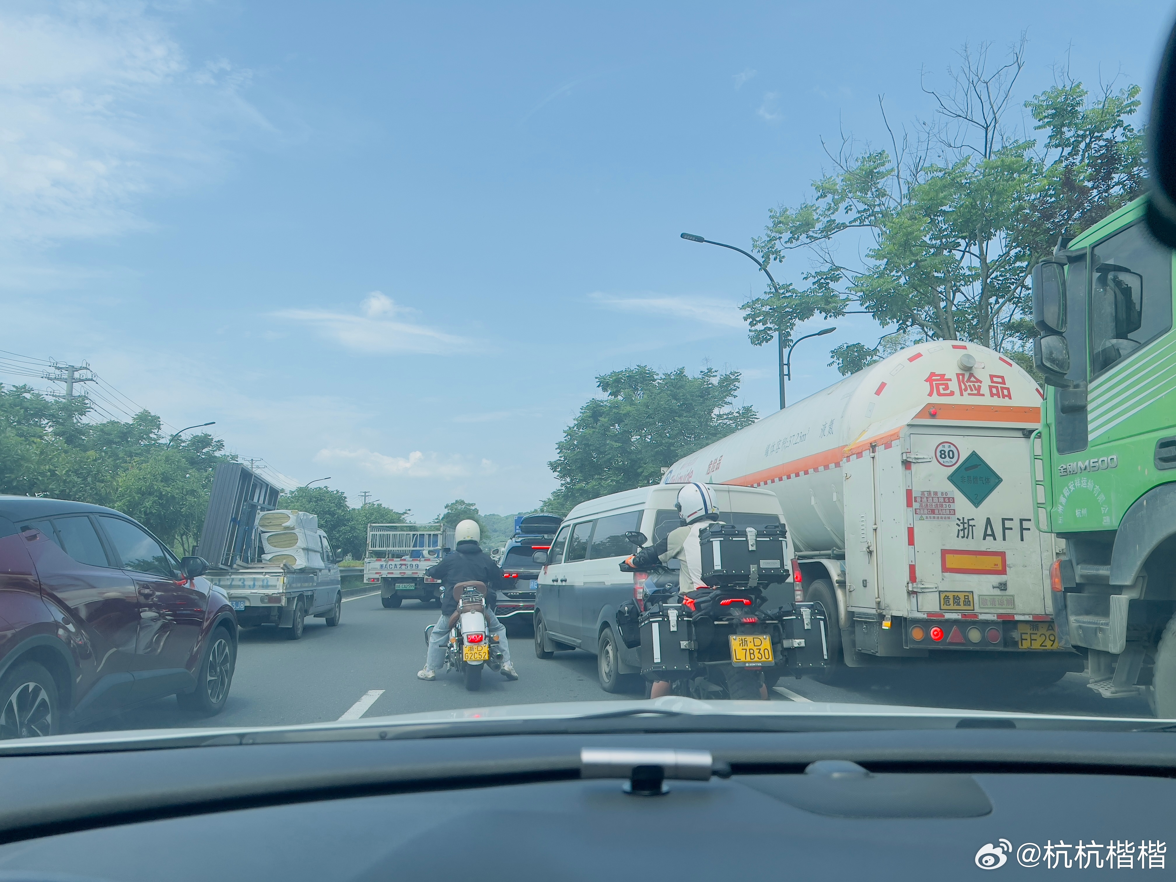 今天回农村的路中途堵的怀疑人生还有那种马路杀手实线乱串变道，绿灯过线了紧急刹车脑