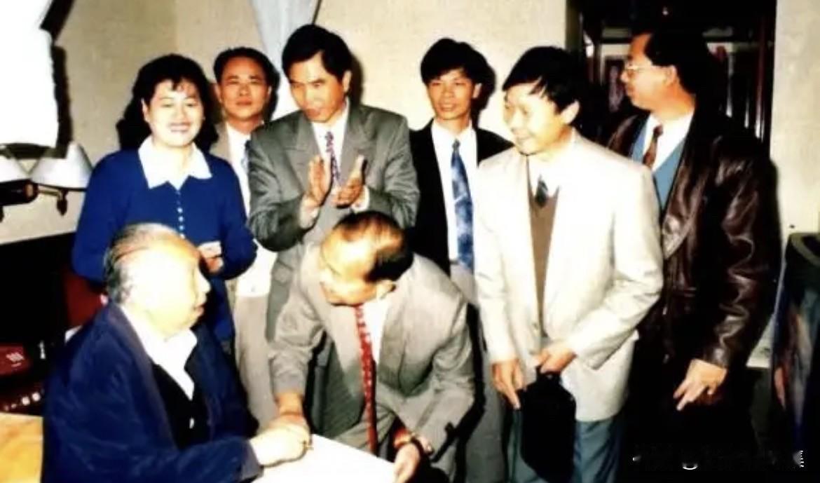 1996年1月29日这一天，华国锋同志正在海南进行考察。当天，华国锋在结束或途经