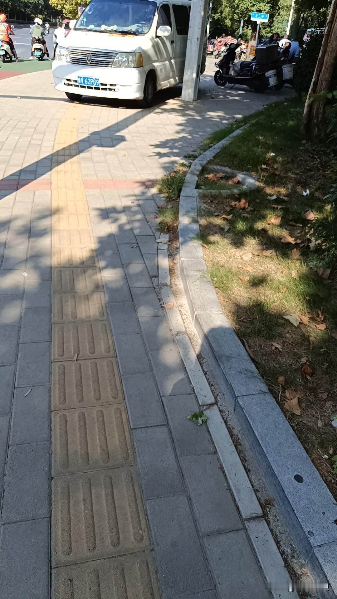 早上送孩上学，路上没有一个孩子是笑着的  哈哈哈哈哈 家长都好开心[捂脸]