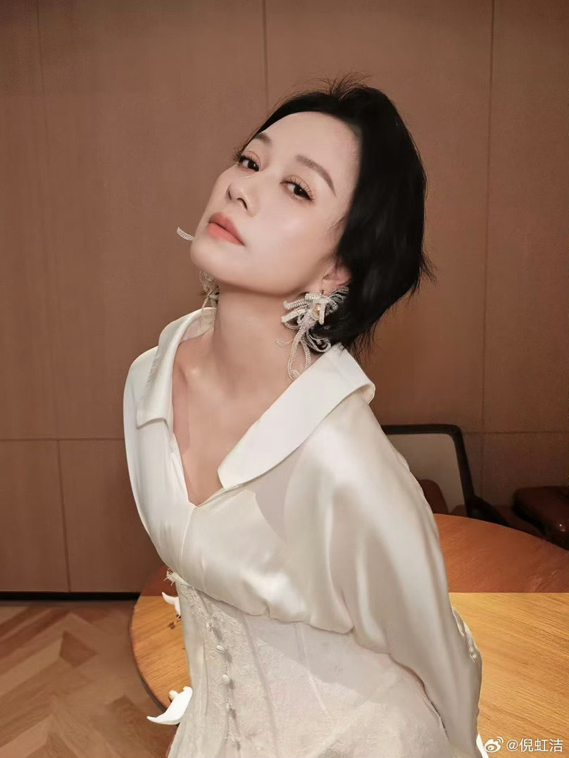 倪虹洁平时看着挺明媚自信的倪虹洁为了还清债务疯狂接戏原来那些云淡风轻的笑容背后，