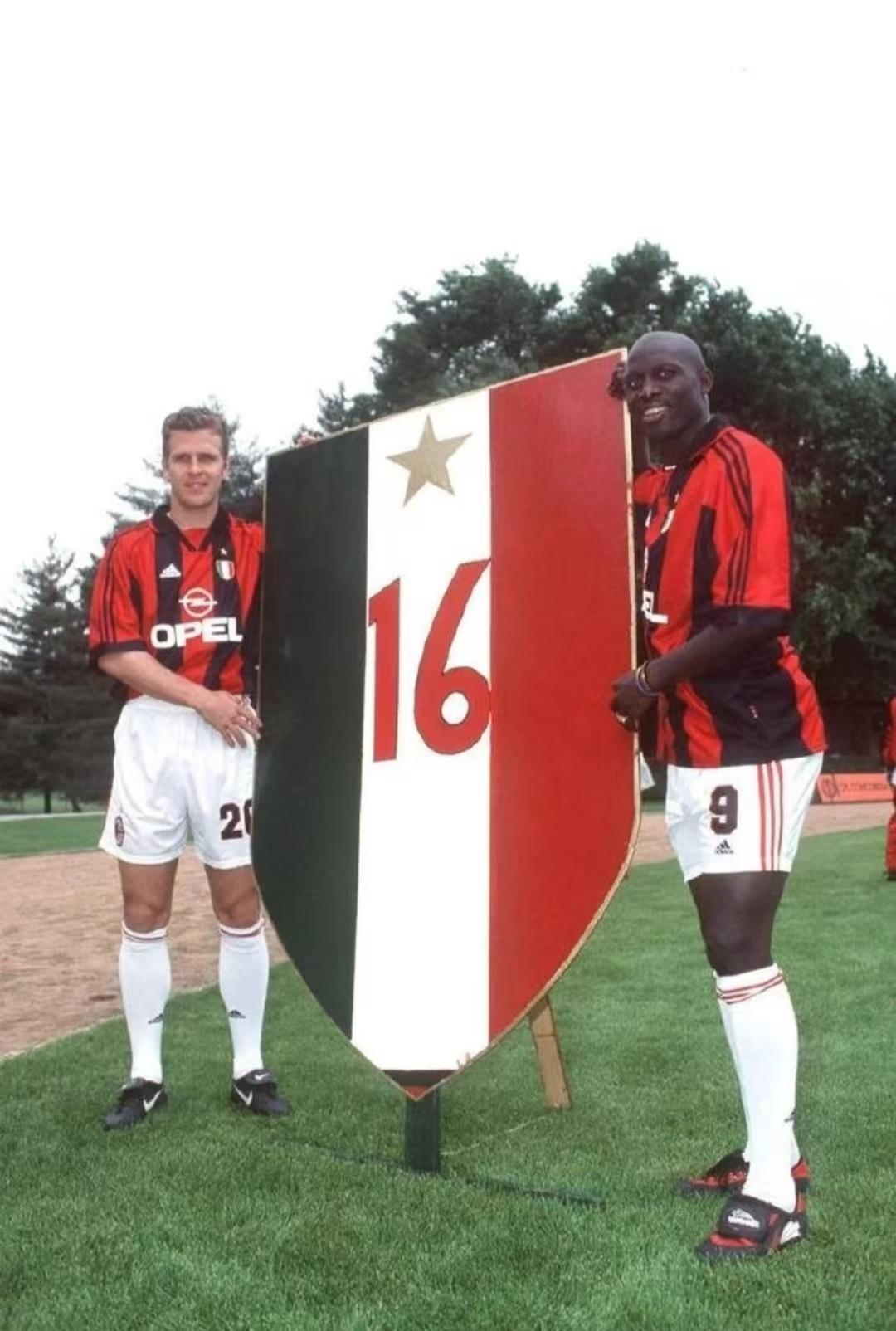 为何这个赛季很难复制98/99？
主要是因为米兰自身的实力，不仅缺少比埃霍夫和维