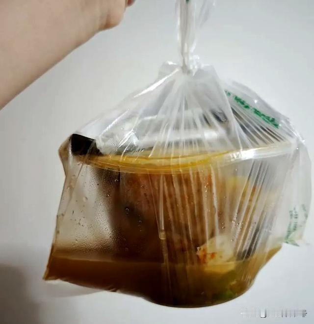 外卖洒了怎么办？
点个外卖，拿到手，洒得不成个样子。
骑手放在门口，没打电话。