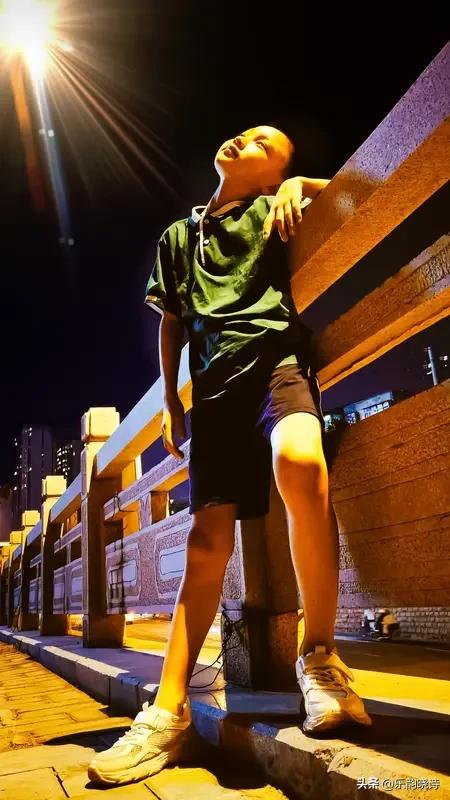 “时光淡尽少年梦，岁月留深故人心”，说得太对了。时光悄无声息地改变一切，曾经怀揣