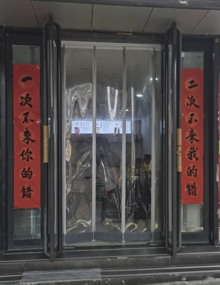 前天去古城旅游，看到这家面馆上的对联挺有意思，招来很多游客驻足欣赏
