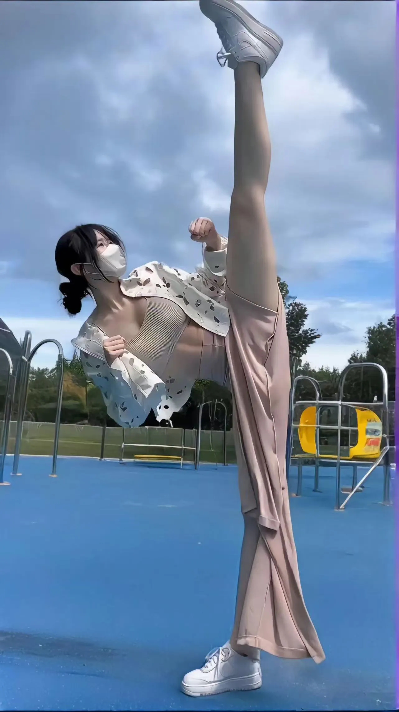 上热搜了，用面包做成连衣裙，穿在身上跳舞，图什么呢？这件连衣裙本身毫无美感，而且