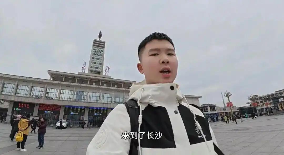 江苏连云港15岁少年，在网上偶然发现“日军侵华毒气战”资料，他连忙掏出自己攒下的