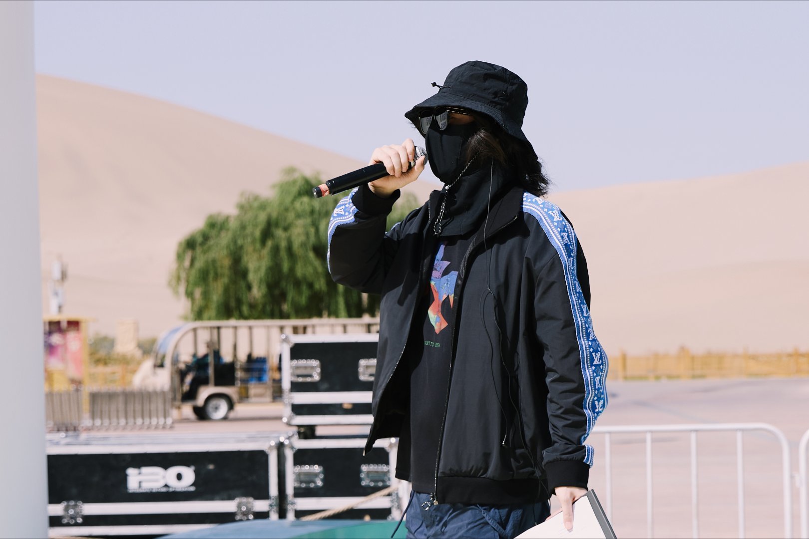 暂离峡谷，赴一场千年之约，踏入莫高窟，我意识到我是来听故事的人，听飞天的乐章，听