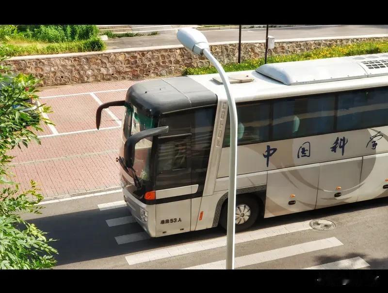 一家16口包中巴送新生上大学 刷到一家16口包中巴送新生上大学的新闻，我第一反应