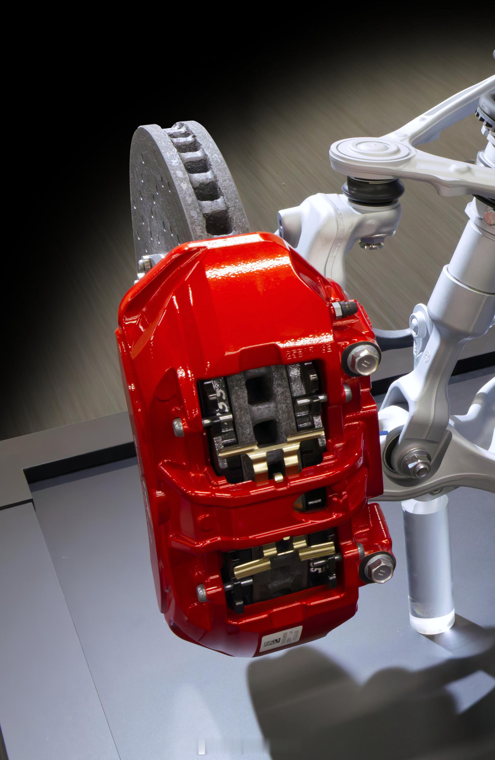 丰田GR GT和GR GT3制动卡钳 蔚来es8 看看，丰田跟上时代了：一体铸造