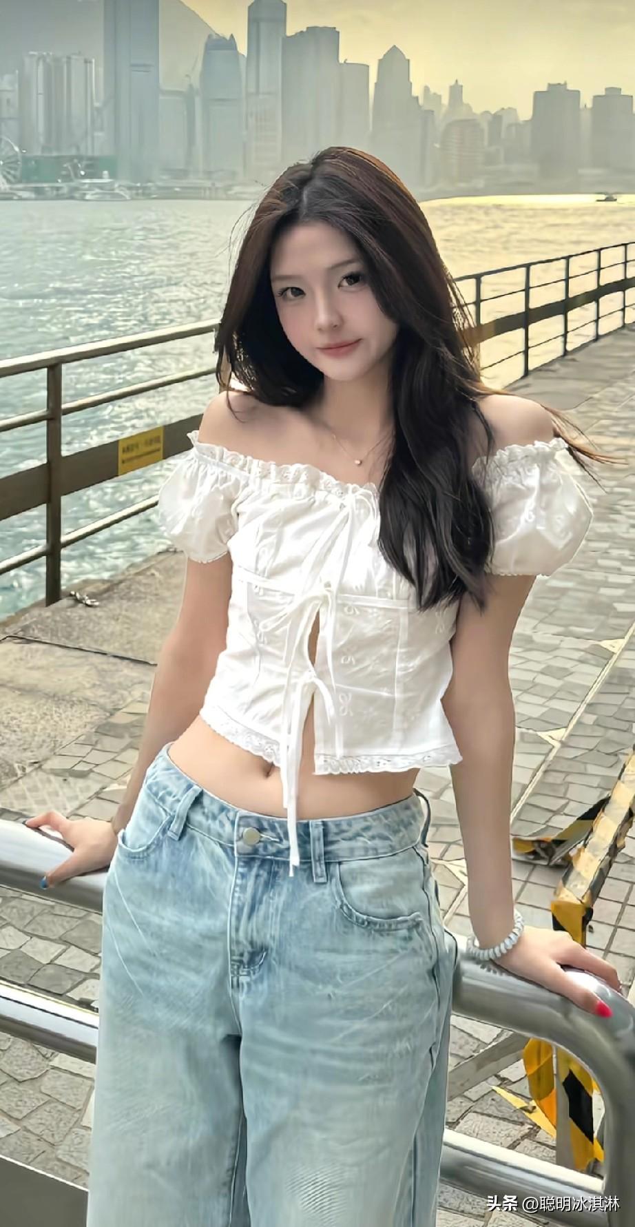 都市少女风，海滨漫步，白色露肩上衣搭配浅蓝色牛仔裤，轻松自在。