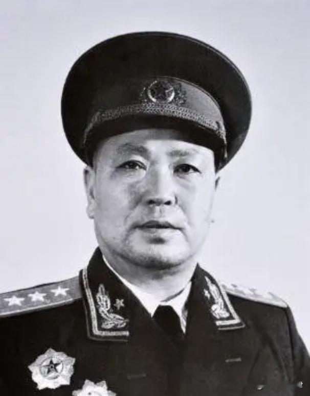 1941年，新四军1纵司令员傅秋涛率部突围，到了湖边，2个船夫载他们过湖，但气氛