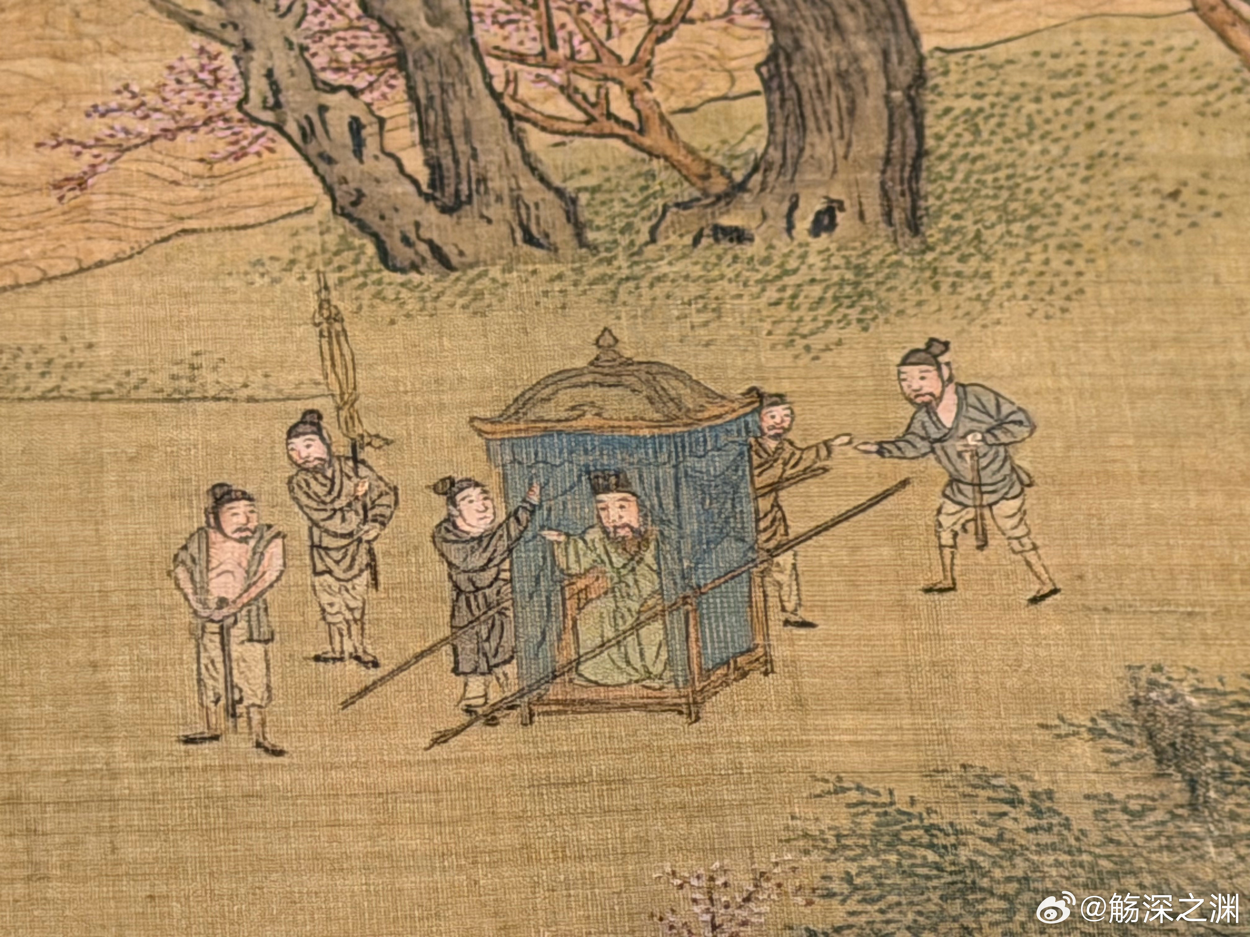 刷到一个古装剧照，把群演累的呲牙咧嘴。古代便轿第一是质量轻，除了底和顶部 ，其他