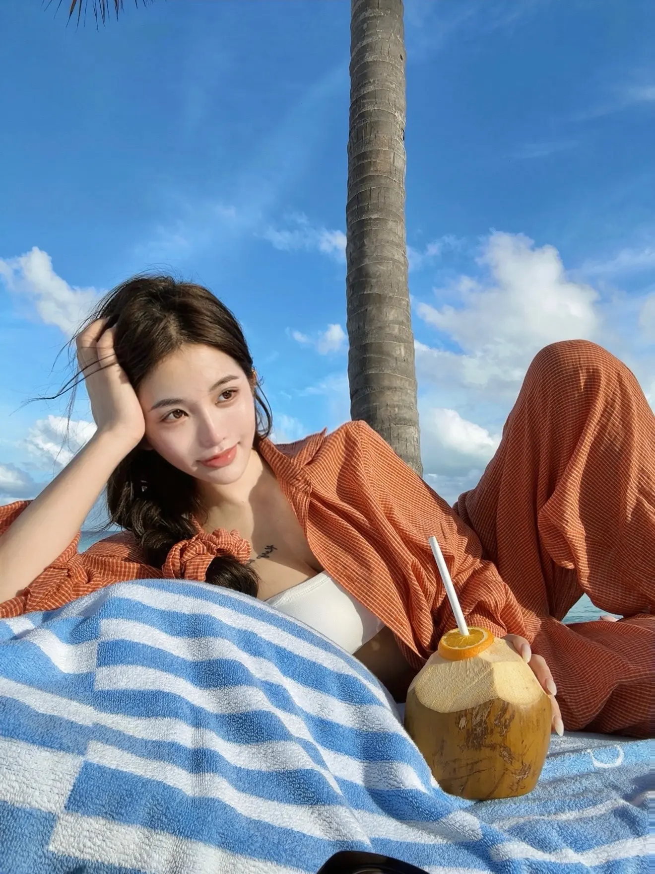来之前带了很多衣服and泳衣 想狠狠出片来着 但一落地我往那个沙滩椅一...