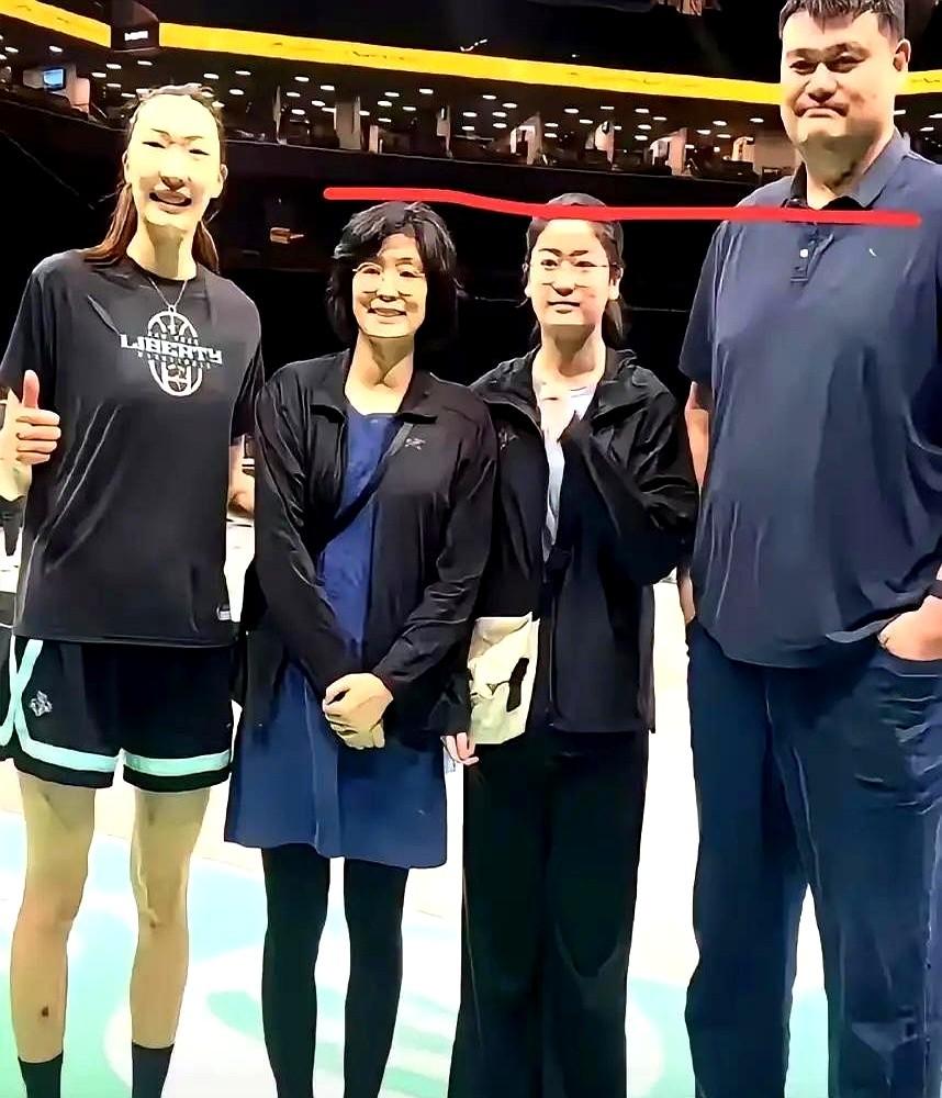 姚明竟然公开愁女儿嫁不出去，说2米多的身高，门当户对太难了。
他把篮球藏起来不准