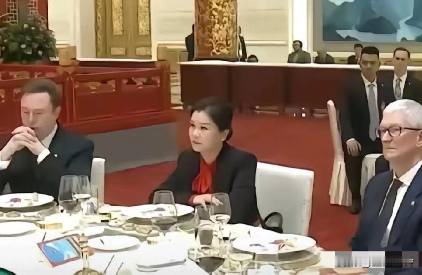 马斯克和库克中间那个女人是水谁？
父亲还是盲人，湖南农村出生，
江湖人称“玻璃女