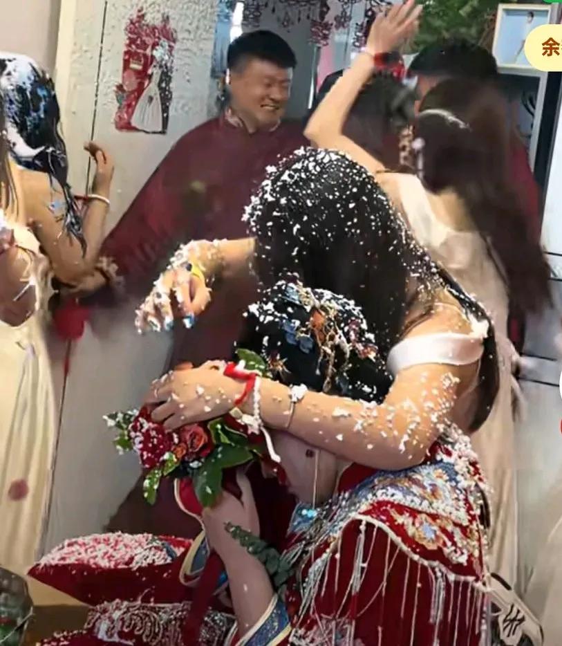 伴郎在接亲时狂喷泡沫，不顾伴娘反抗依然我行我素，
这样的行为有点过分，
本来人家