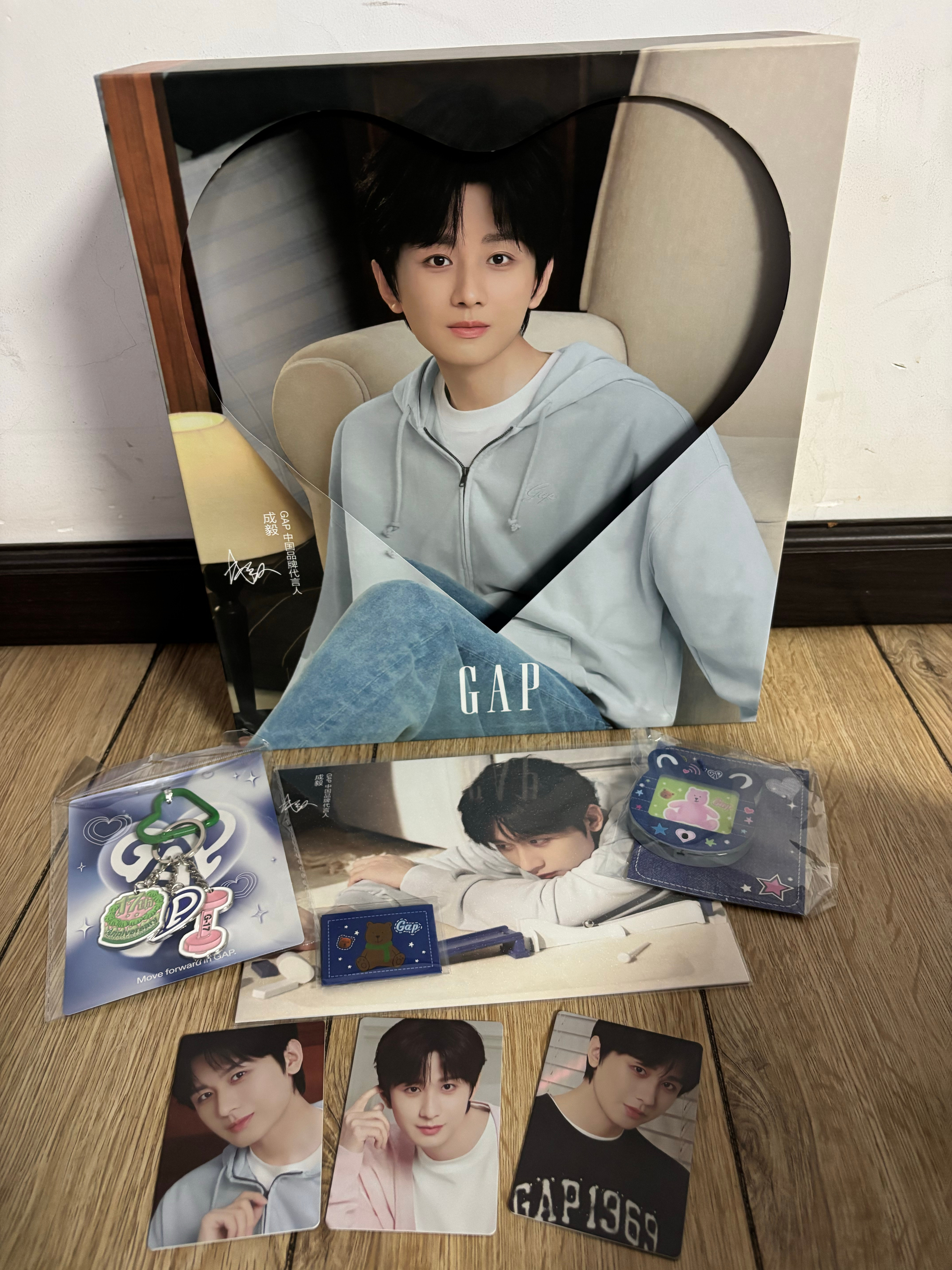 到货咯到货咯～下班回家赶紧拆箱 随意套了一下很好看的明天飞飞要好好穿搭一番 美美