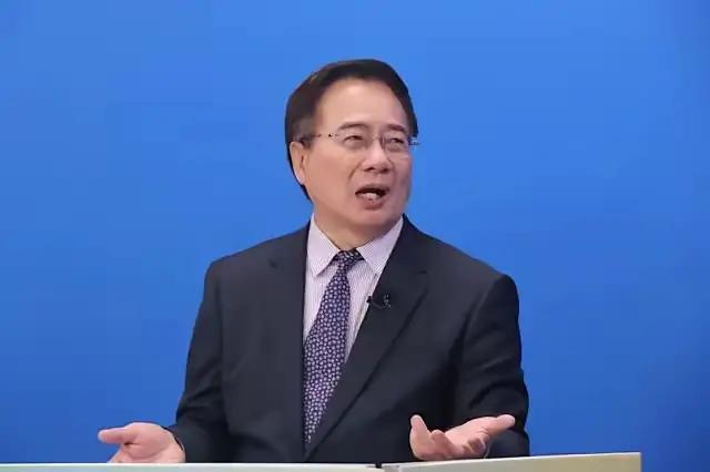 蔡正元入狱十几天头发已经全白，暂时没有床铺睡！
 
据媒体报道，邱毅去探望蔡正元