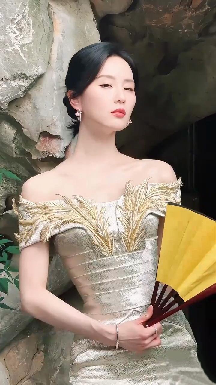 刘诗诗闪亮星造型，一袭抹胸银白礼服，完美身材，知性温婉大方，不愧是气质女神[送自