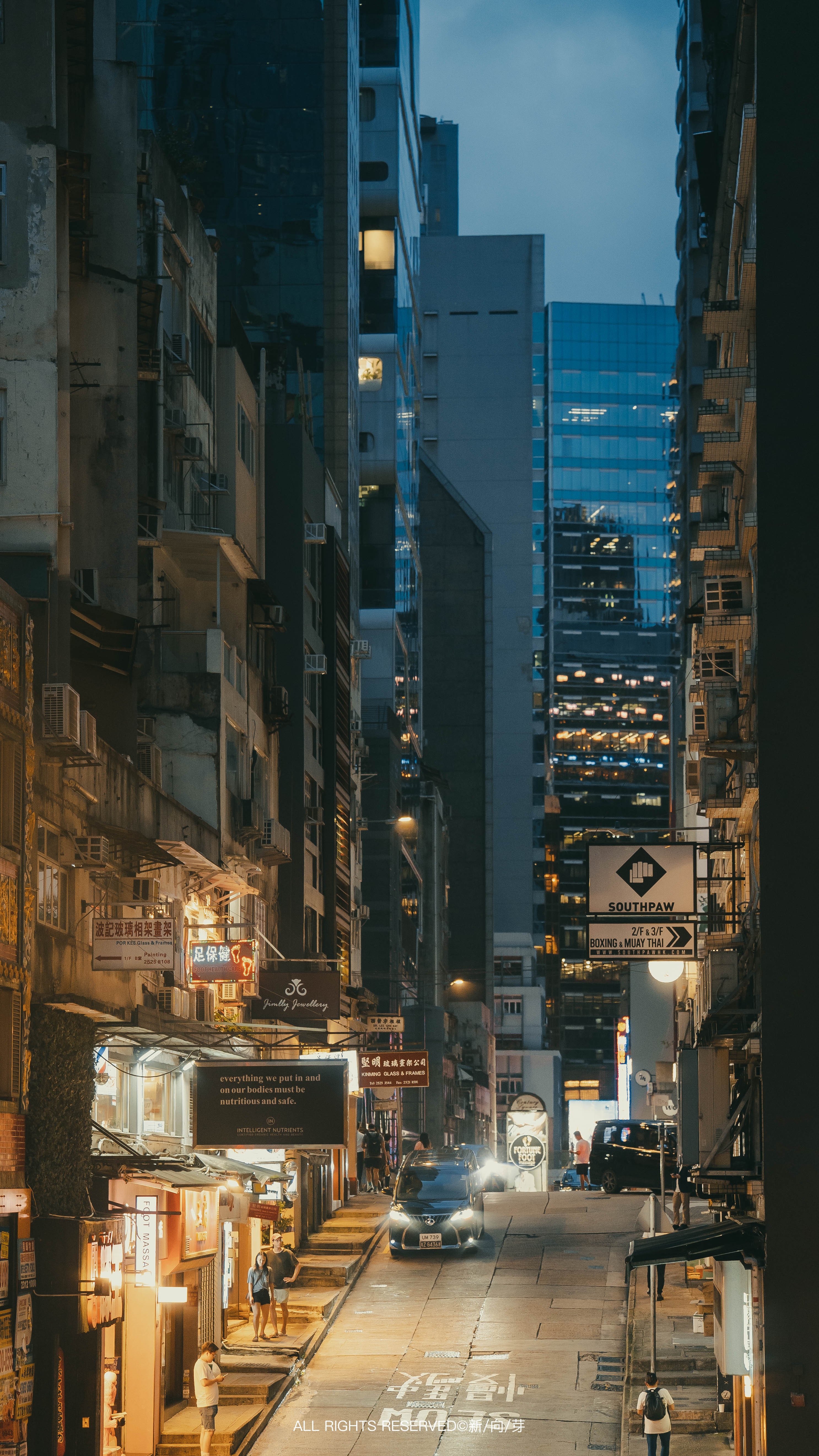 这个夏天总要去趟香港，感受电影里的画面。 ​​​