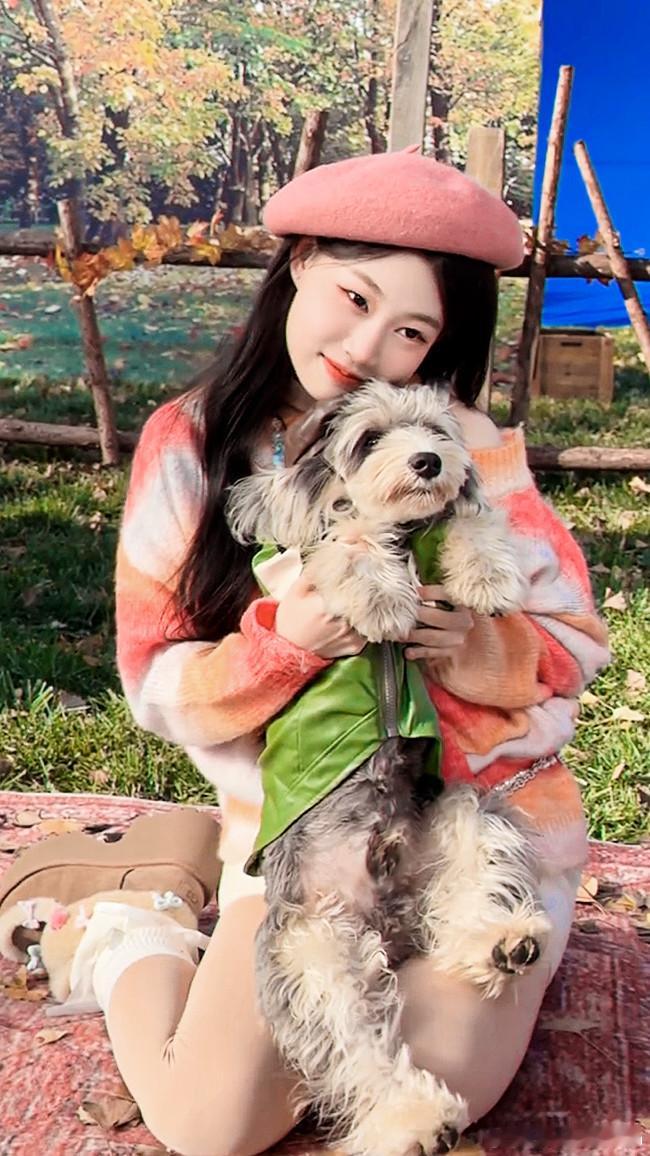 说实话能理解她的紧张毕竟第一次参加…以后多多练习多多参加活动就行了