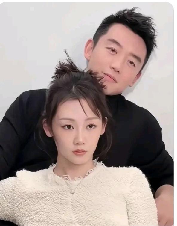 郑凯在节目里谈苗苗是易孕体质，基本上不用措施，一碰就怀孕，让郑凯尴尬又无奈地好笑