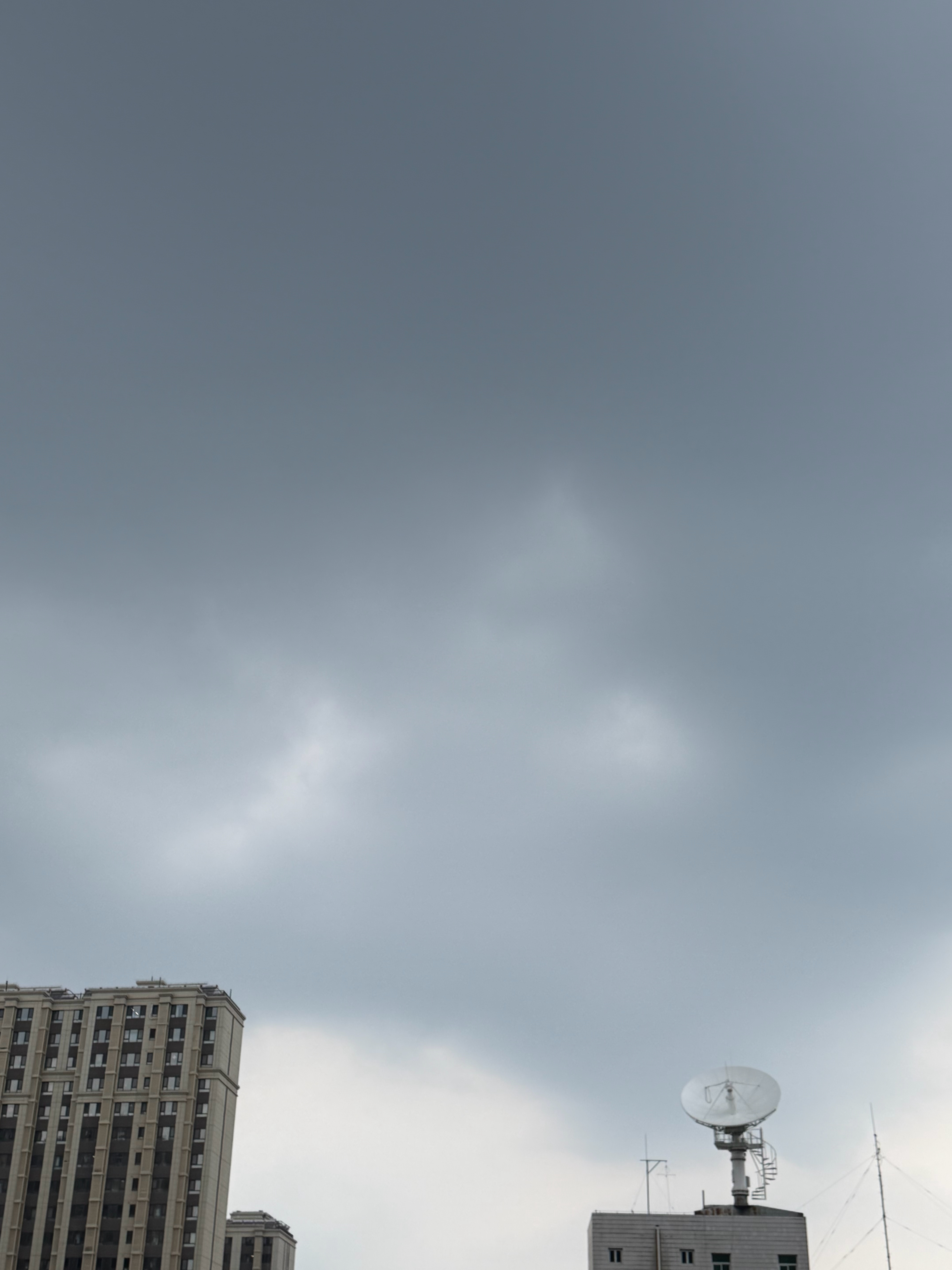 阴沉沉的天要下雨很大雨的节奏啊！ 