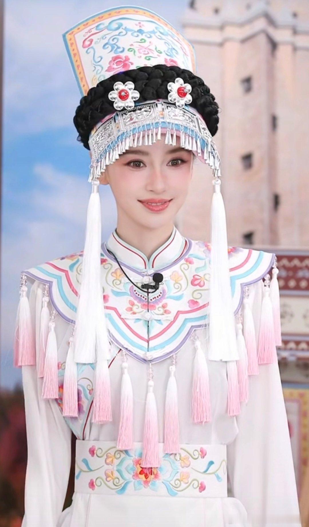 鼻姐穿白色少数民族服饰，面若桃花，状态太好了 