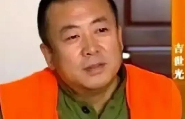 2011年冬天，齐齐哈尔一个50平米的屋子里，杨琳坐在轮椅上看电视剧《潜伏》。屏