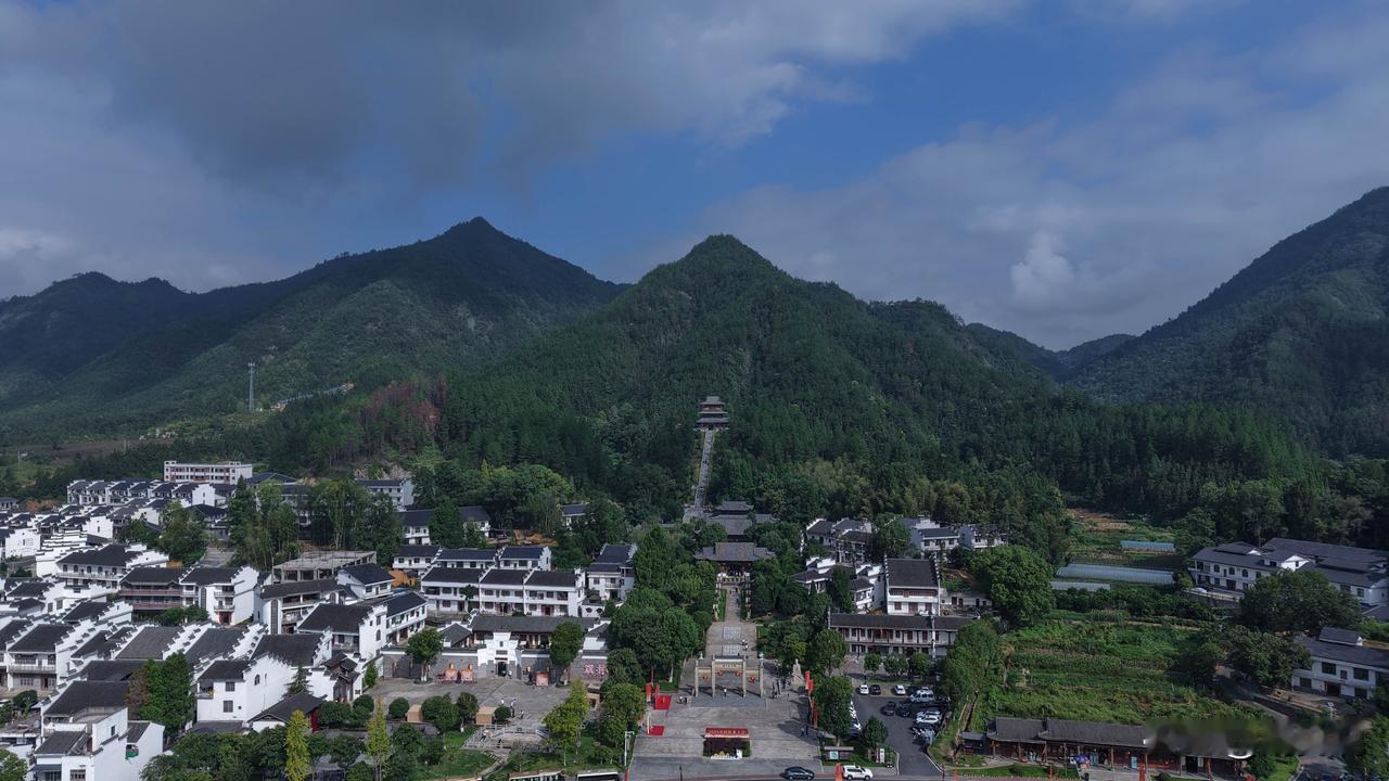 谁能想到，江西修水被修河环抱的双井村，竟是北宋大文豪黄庭坚的故里！
北宋时这里曾