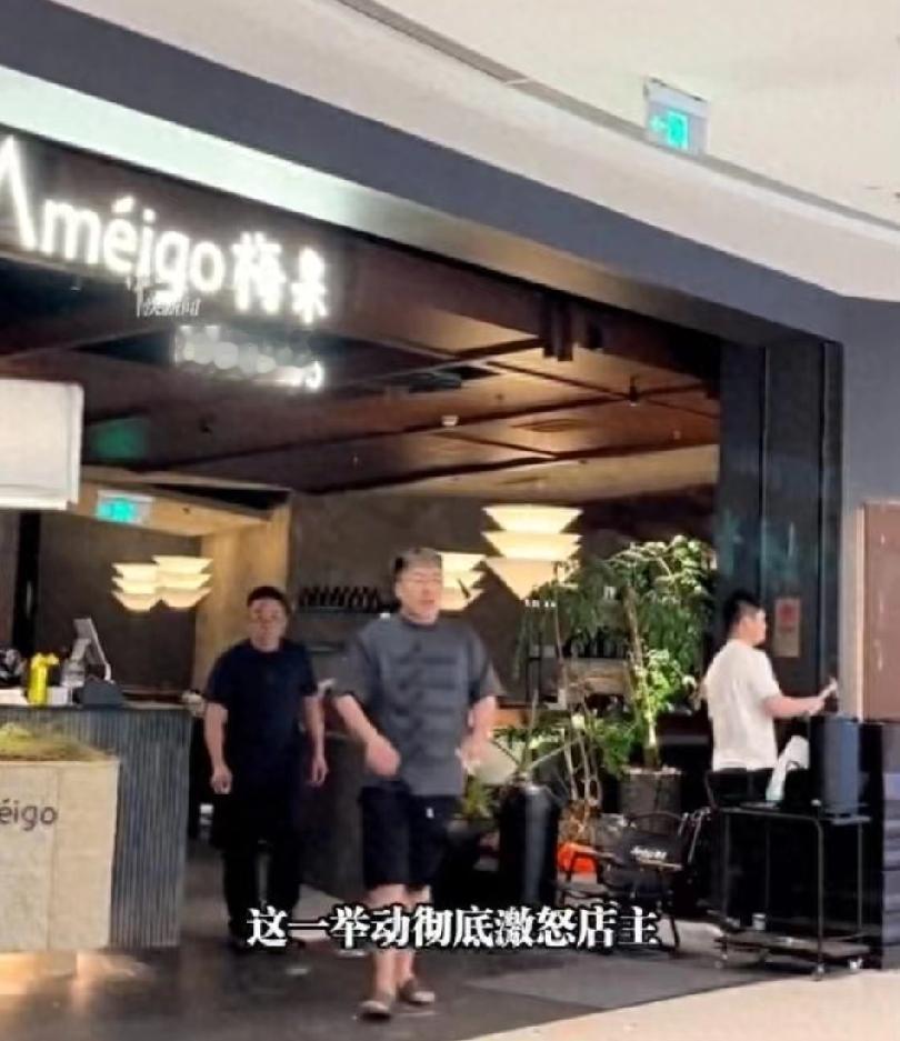 400万砸进商场，铁锤砸玻璃墙，谁在替他买单？

那天视频里，范师傅一锤下去，玻