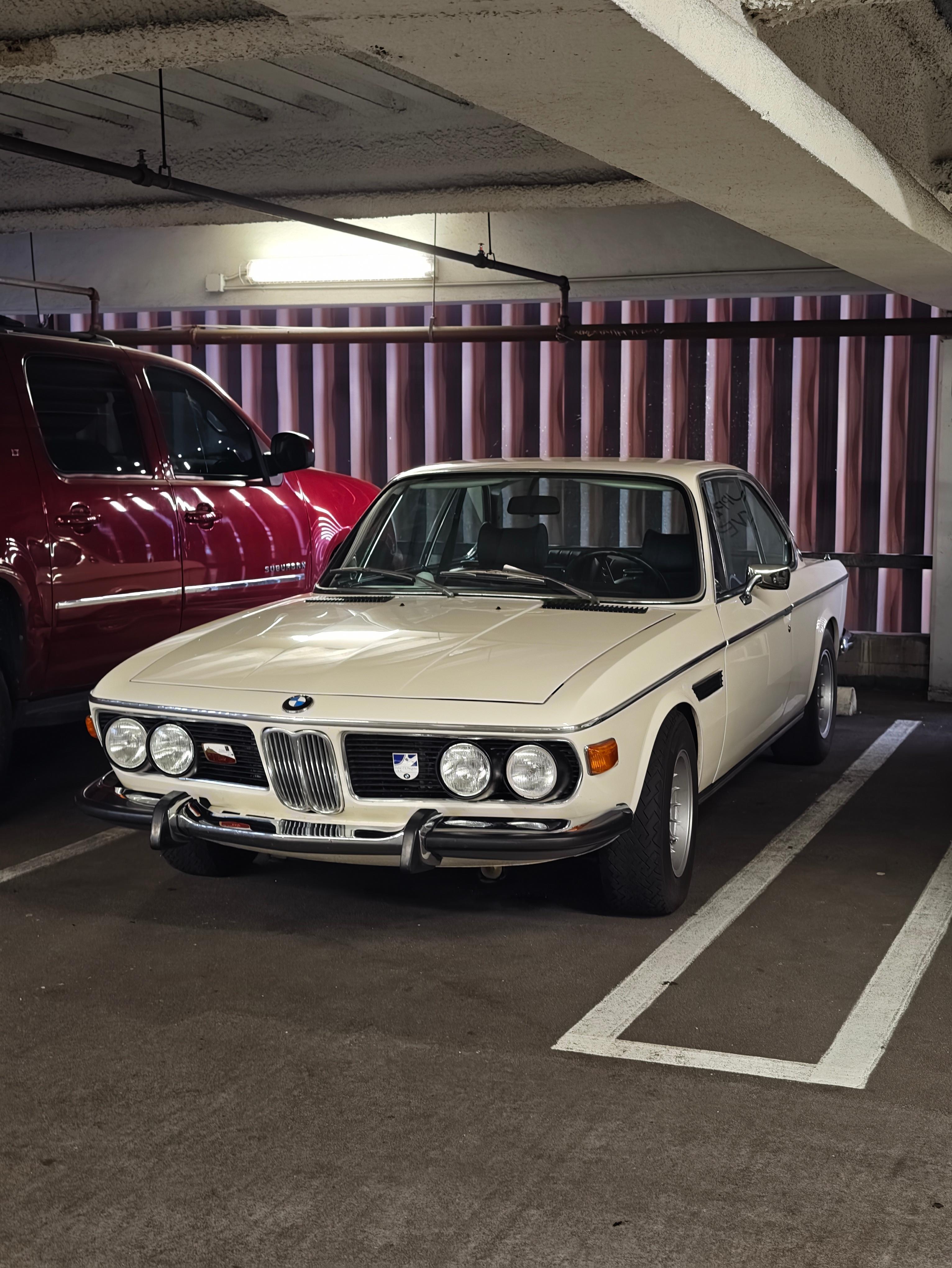 哎呦？老宝马在我们酒店聚会？～都好帅啊！有2002，有3.0 CS！真的好优雅～