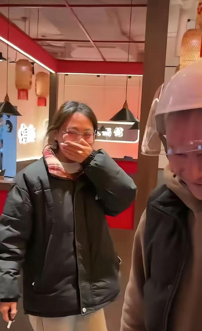 四川女孩电动车电瓶被偷，含泪发圈自嘲“小偷真好”，老板次日举动看哭全网：这才是真
