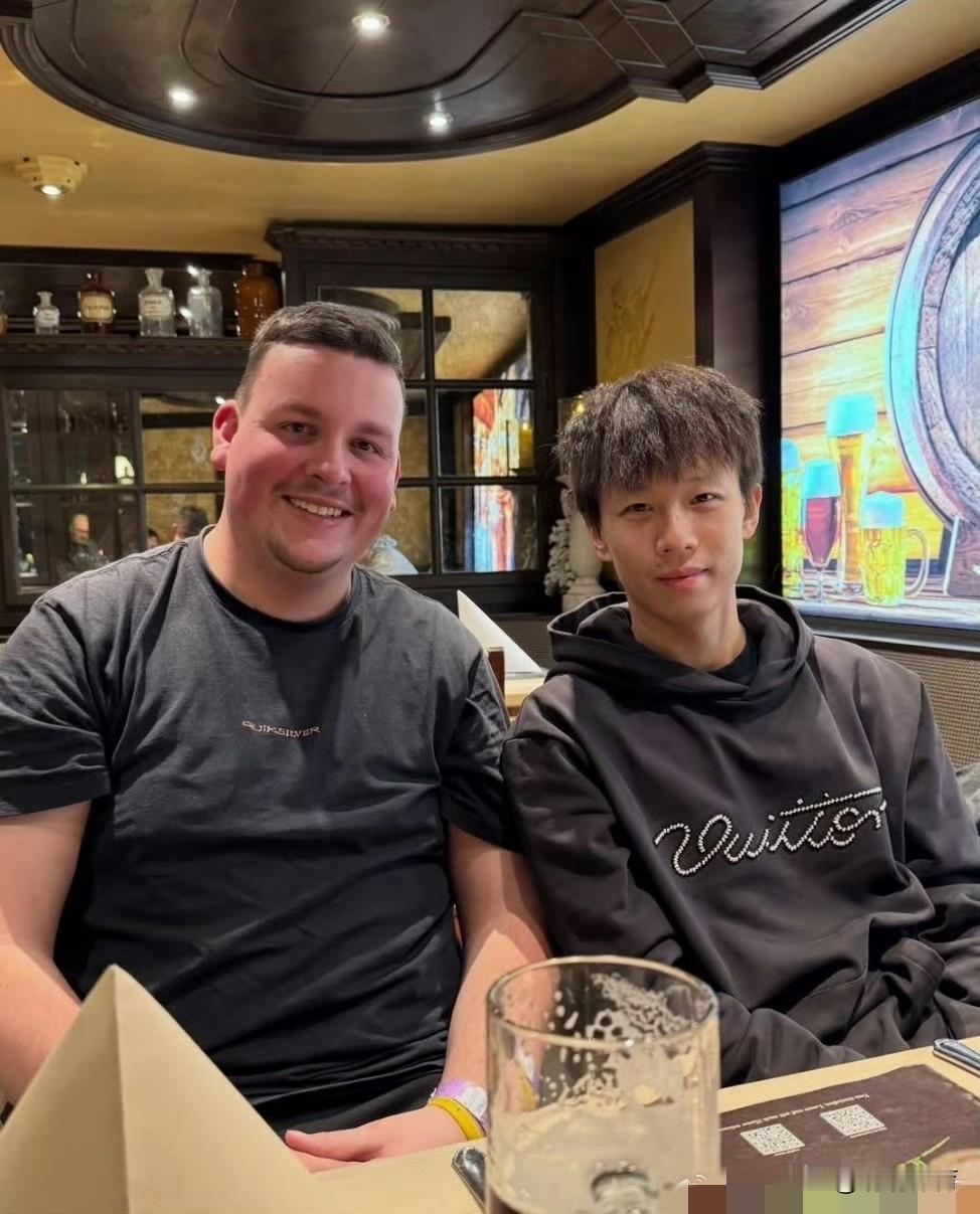 林高远与穆尔豪森俱乐部队友的接风宴，满是轻松氛围，这正是“快乐乒乓”的模样！他二