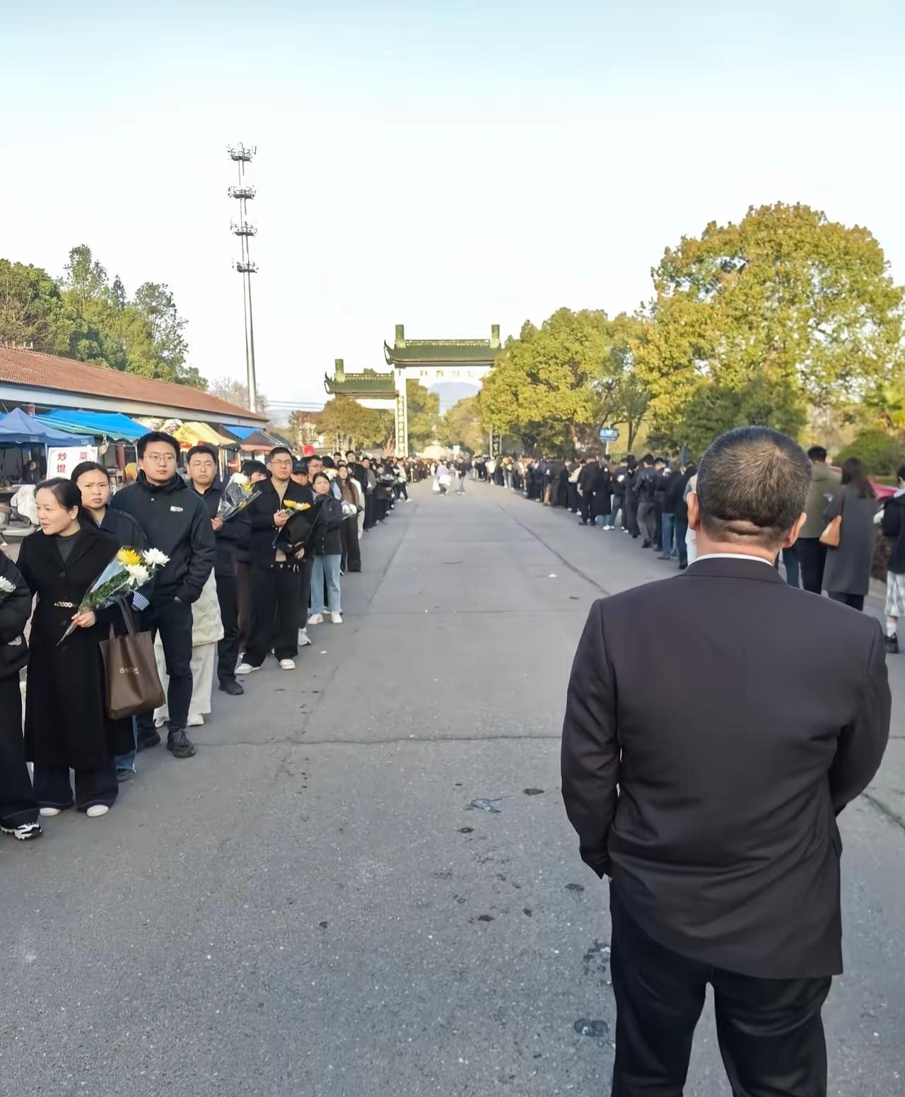 张雪峰走了，谁能接过他这根棒呢
家长和学生都知道，考大学需要分数
可是没有人知道