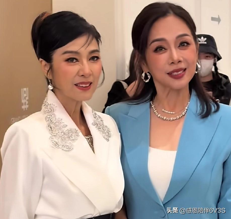 刚看到陈松伶近照差点没认出来！瘦了也时髦了，整个人回春不少。但最绝的还是米雪，7