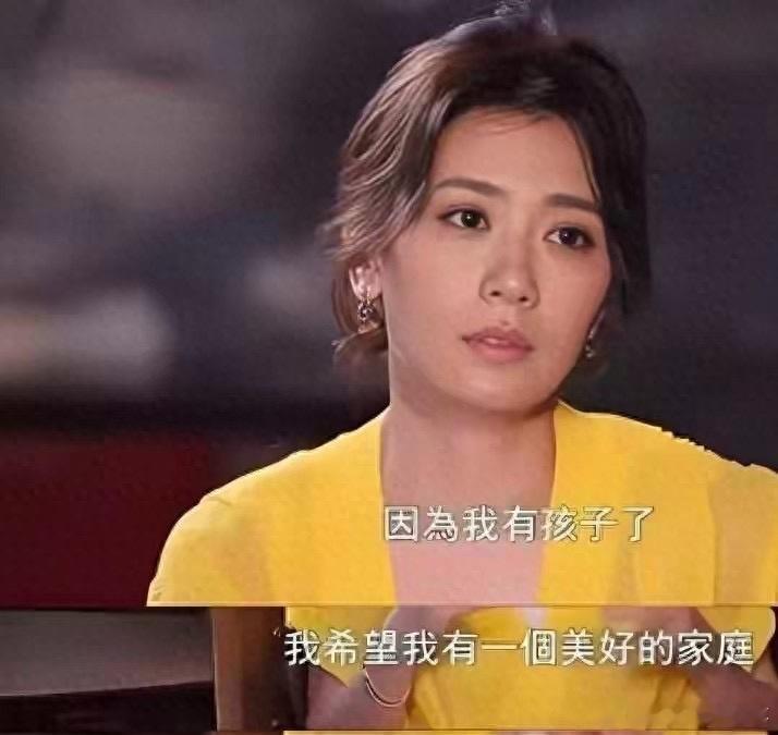 贾静雯体面背后，哪有什么岁月静好，全是咬碎牙往肚里咽的深夜 梧桐妹刚在IG发那张