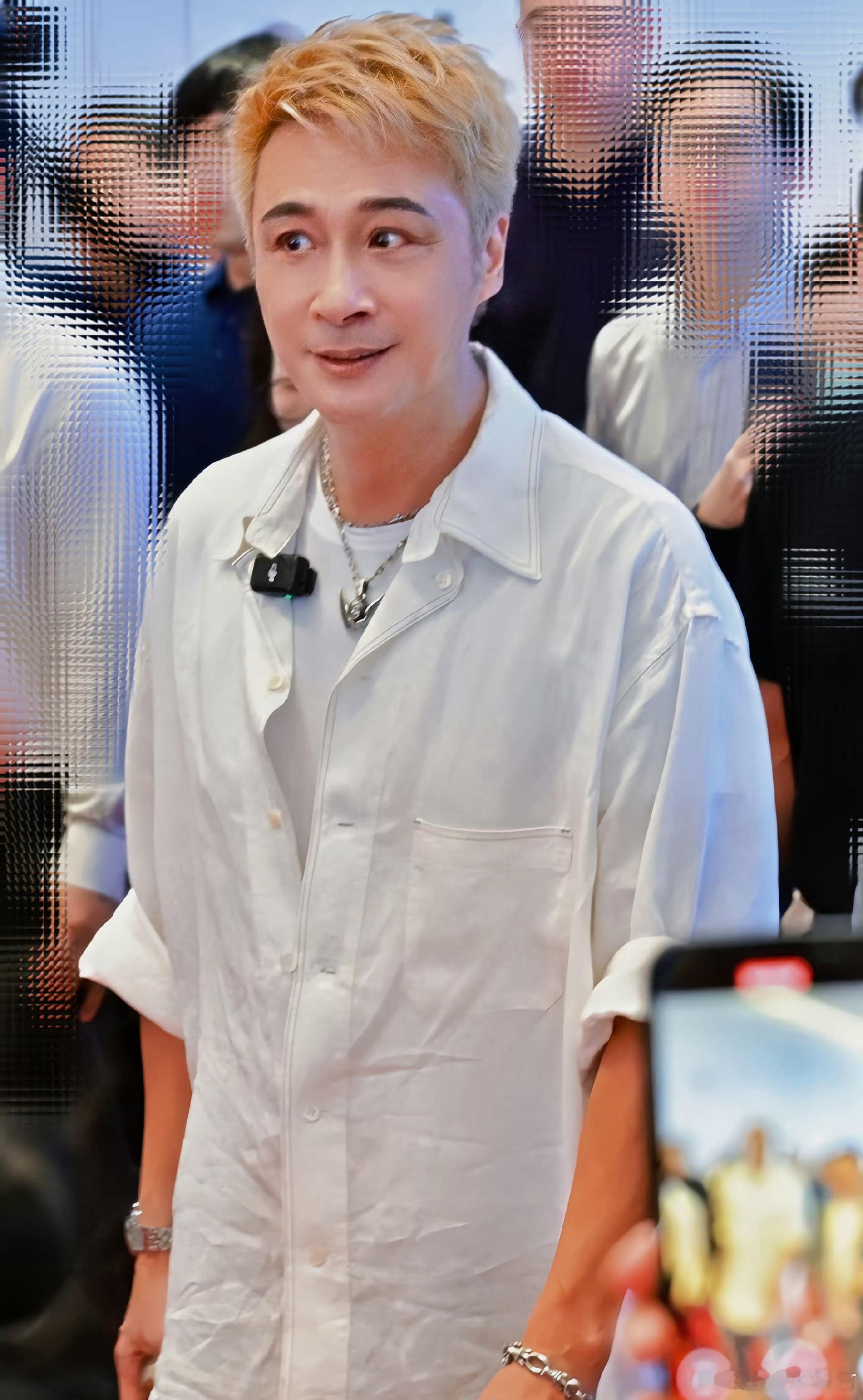 六旬老人吴镇宇是男模再就业吧吴镇宇真的很潇洒，不论是在影视剧中还是现实生活中都很